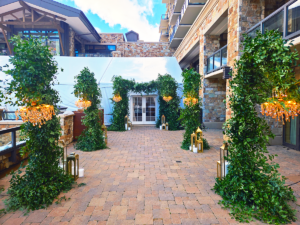 Della Medium Gold Lantern